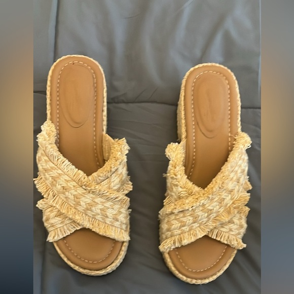 Universal Threads Sandals - Picture 1 of 2